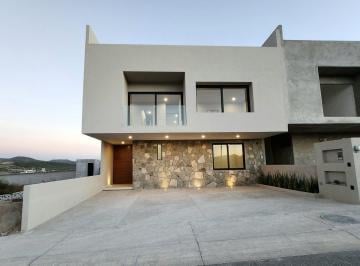 Casa · 410m² · 4 Recámaras · 3 Estacionamientos · Espectacular Casa en Venta en Lomas de Juriquilla, Querétaro! 4 Recámaras, 1 en Pb, Roof Garden!