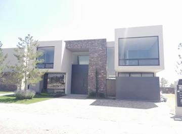 Casa · 400m² · 4 Recámaras · 4 Estacionamientos · Renta de Casa 4 Recamaras en La Campiña del Bosque