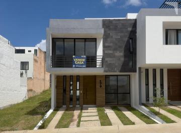 Casa en condominio · 175m² · 3 Recámaras · 2 Estacionamientos · Casa Nueva en Capital Norte con Roof Garden y Estudio | 3 Recámaras