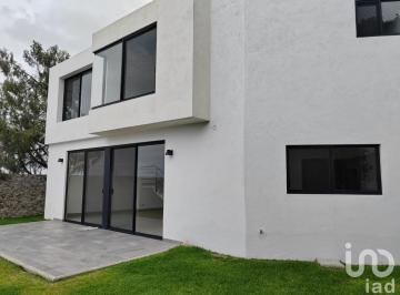 Casa · 214m² · 4 Recámaras · 2 Estacionamientos · Casa en Fraccionamiento Privado con Roof Garden y Alberca