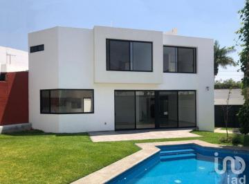Casa · 205m² · 3 Recámaras · 2 Estacionamientos · Casa con Alberca y Seguridad en Lomas Tetela