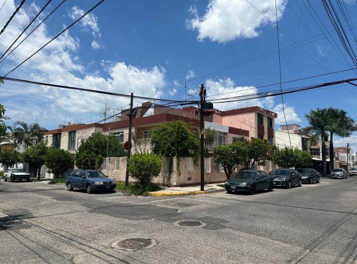 Casa · 545m² · 10 Recámaras · 1 Estacionamiento