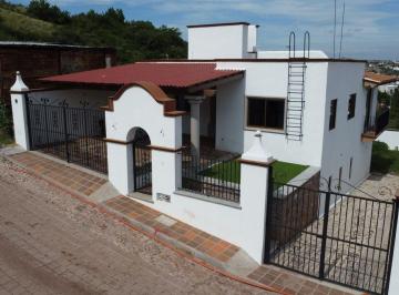Casa de 3 habitaciones, Guanajuato · Casa en Venta en Burocratas con Vistas Panorámicas y Amplio Jardín