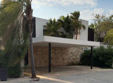 Casa de 3 habitaciones, Mérida · Casa Dentro de Privada con Amenidades, Cerca de La Isla, Mérida.