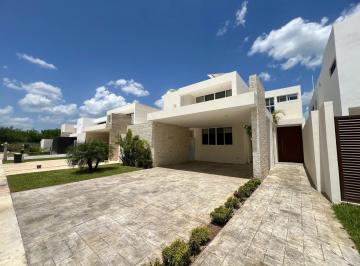 Casa · 290m² · 4 Recámaras · 4 Estacionamientos · Venta de Casa en Cholul Merida Yucatan