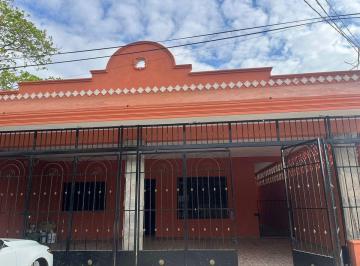 Casa · 461m² · 2 Recámaras · 3 Estacionamientos · Casa Ideal Para Negocio en Renta o Venta