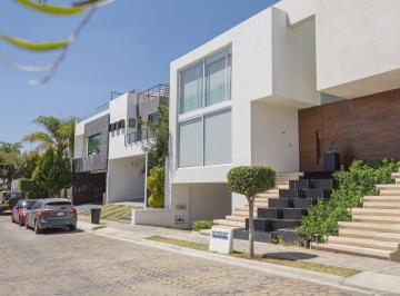 Casa · 361m² · 3 Recámaras · 2 Estacionamientos · Preciosa Casa Cluster 10 10 10 Lomas de Angelopolis, Acabados de Lujo