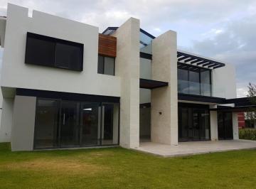 Casa · 560m² · 4 Recámaras · 3 Estacionamientos · Casa de Lujo en Dos Niveles con Amplio Jardín y 4 Recámaras en El Campanario, Precio de Oportunidad!