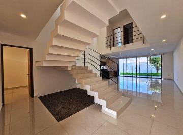 Casa de 3 habitaciones, Querétaro · Casa Moderna en Venta con Amplio Jardín y Doble Altura en Cumbres del Lago