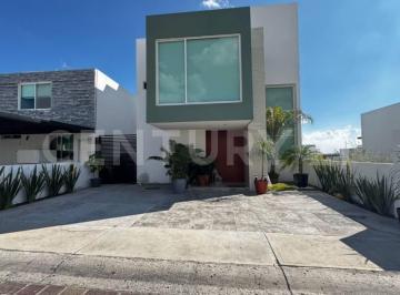Casa · 336m² · 3 Recámaras · 3 Estacionamientos · Casa en Venta con Roof Garden en Lomas de Juriquilla, Querétaro.