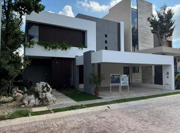 Casa · 350m² · 4 Recámaras · 2 Estacionamientos · Casa en Supermanzana 295