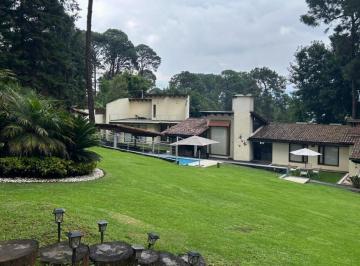 Casa · 750m² · 6 Recámaras · 6 Estacionamientos · Casa en Venta en Avándaro con Alberca.