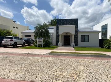 Casa en condominio · 371m² · 3 Recámaras · 4 Estacionamientos · Casa en Condominio en Lagos del Sol