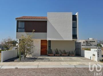 Casa · 210m² · 3 Recámaras · 2 Estacionamientos · Venta de Casa en Kintas Residencial. Tequisquiapan, Qro.