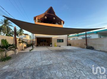 Casa · 230m² · 7 Recámaras · 6 Estacionamientos · Casa de Playa en Venta en Chuburná Puerto