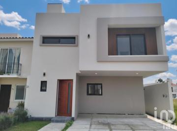 Casa · 255m² · 3 Recámaras · 2 Estacionamientos · Casa en Venta en Real del Bosque, Corregidora Qro