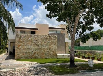 af67da0404e81c3ec4b6161db3c159204ea4714623b94997cc7e211a5f55a633 · Casa en Venta Dentro del Yucatán Country Club con Vista Al Cenote