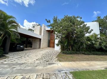 Casa de 4 habitaciones, Mérida · Casa en Venta en Yucatán Country Club con Vista Al Cenote.