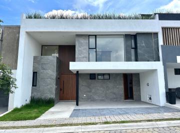 Casa · 331m² · 3 Recámaras · 2 Estacionamientos · Casa - Lomas 2