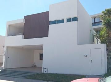Casa · 320m² · 5 Recámaras · 2 Estacionamientos · Casa en Venta Miravalle
