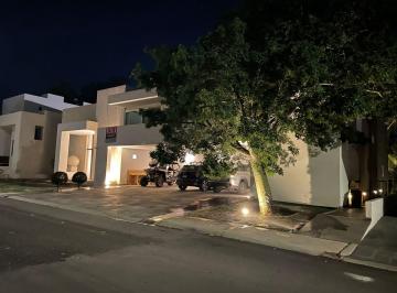 Casa · 820m² · 3 Recámaras · 4 Estacionamientos · Casa en Venta en Campestre de Golf