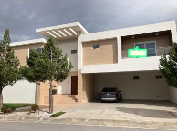 Casa · 490m² · 3 Recámaras · 3 Estacionamientos · Casa en Venta en Club de Golf