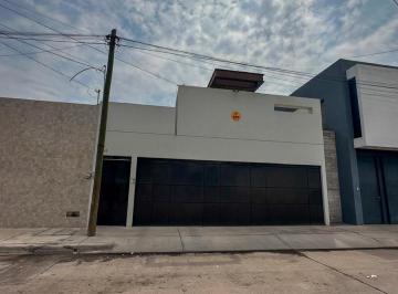 Casa · 4 Recámaras · 3 Estacionamientos · Casa en Venta en Col. del Parque