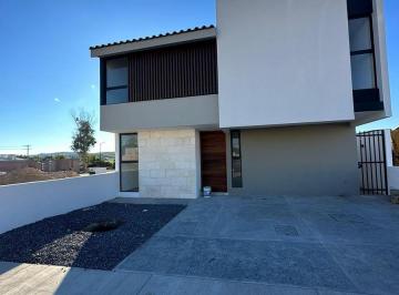 Casa · 251m² · 3 Recámaras · 4 Estacionamientos · Estrena Lujosa Casa en Kintas Residenciales Tequisquiapan Sup 251 m² (Escriturada)