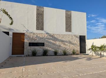 Casa de 4 habitaciones, Mérida · Casa de 4 Recámaras, con Paneles y Piscina.