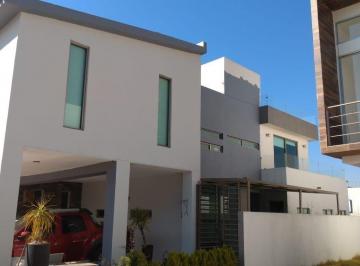 Casa · 420m² · 3 Recámaras · Casa en Metepec