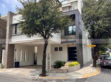 Casa · 327m² · 3 Recámaras · 2 Estacionamientos · Casa en Venta en Cumbres Providencia