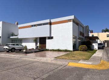 Casa en condominio · 332m² · 3 Recámaras · 3 Estacionamientos · Casa con Amplios Espacios a 7 Minutos de Andares