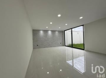 Casa · 196m² · 3 Recámaras · 2 Estacionamientos · Venta de Amplia Casa en San Rafael Comac a Minutos de Las Pirámides de Cholula