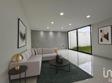 Casa · 196m² · 3 Recámaras · 2 Estacionamientos · Venta de Amplia Casa Ubicada a 10 Minutos de Las Pirámides de Cholula