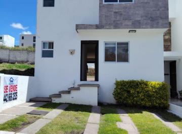Casa habitación desarrollada en dos niveles: Planta baja: Estacionamiento, sala, · Casa en Venta, Condominio San Antonio, Corregidora, Querétaro