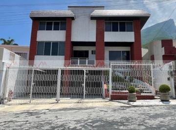 Casa · 466m² · 3 Recámaras · 4 Estacionamientos · Casa en Venta en Contry La Silla