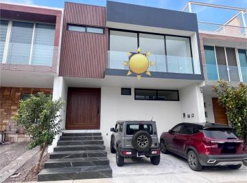 Casa · 260m² · 4 Recámaras · 2 Estacionamientos · Casa - Tu Oasis Urbano en Valle Imperial: Moderno, Exclusivo y con Vista Desde El Cielo