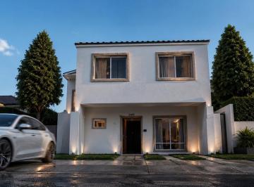 Casa de 3 habitaciones, Corregidora · Casa en Venta en Pueblito Colonial, Hermosa! 3 Recámaras, 2.5 Baños, 2 Autos