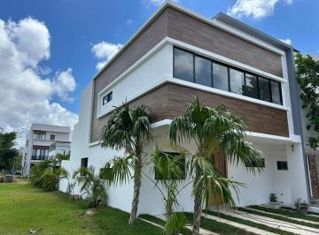 9b7a0c20d66c51d4b0dd9e3fb2572a527296ff88657550d47bb1f783dddc7ddc · Casa en Residencial Arbolada, Esquina con Vista Al Jardín