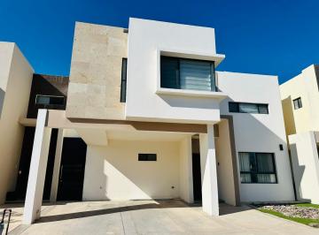 Casa · 216m² · 4 Recámaras · 2 Estacionamientos · Casa en Juárez
