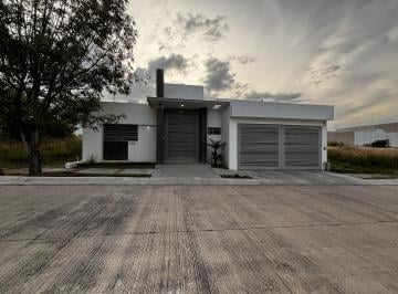 Casa · 300m² · 3 Recámaras · 2 Estacionamientos · Casa en Venta de Una Planta en Cañada del Refugio Sur León Gto.