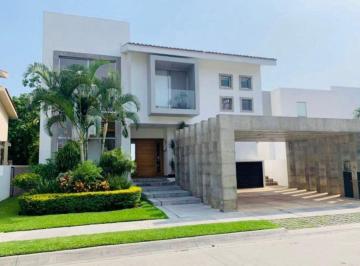 Casa · 467m² · 3 Recámaras · 2 Estacionamientos · Casa en Venta en Paraiso Country Club