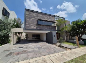 Casa de 4 habitaciones, Zapopan · Residencia Remodelada en Puerta Plata II – Exclusividad, Amplitud y Confort en Zapopan