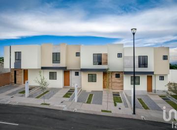 Casa · 137m² · 3 Recámaras · 1 Estacionamiento · Hermosa Casa de 2 Niveles en Venta Dentro de Fraccionamiento en Zakia, Querétaro