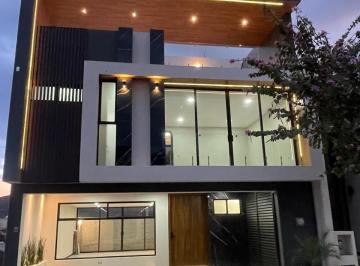 Casa · 289m² · 4 Recámaras · 2 Estacionamientos · Casa Nueva en Venta en Cluster con Alberca en Lomas de Angelopolis!