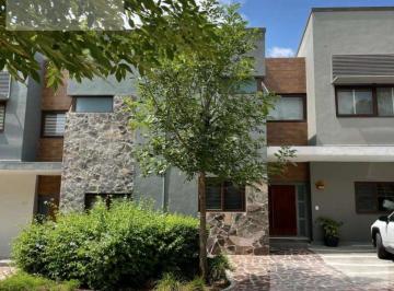 Casa · 197m² · 3 Recámaras · 2 Estacionamientos · Kl/ Excelente Casa en Venta en Altozano. 3 Recámaras Más Estudio en Planta Baja.