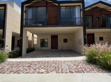 Casa de 4 habitaciones, León · Casa en Venta en Leon Gto, Residencial La Valenciana, Salida a Lagos de Moreno