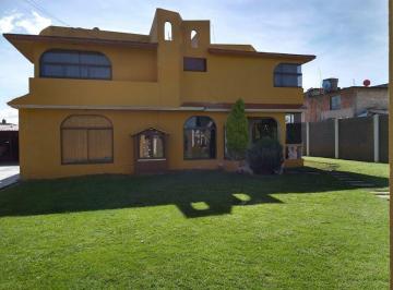 Casa · 286m² · 4 Recámaras · 9 Estacionamientos · Venta de Casa Sobre La Calle en San Gaspar Metepec