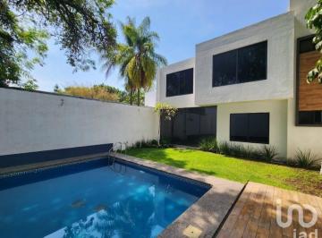 Casa · 250m² · 4 Recámaras · 5 Estacionamientos · Venta de Casa en Lomas de La Selva, Cuernavaca, Morelos.