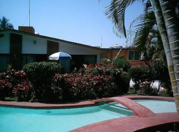 Casa · 680m² · 3 Recámaras · 8 Estacionamientos · Casa - Fraccionamiento Lomas de Cuernavaca
